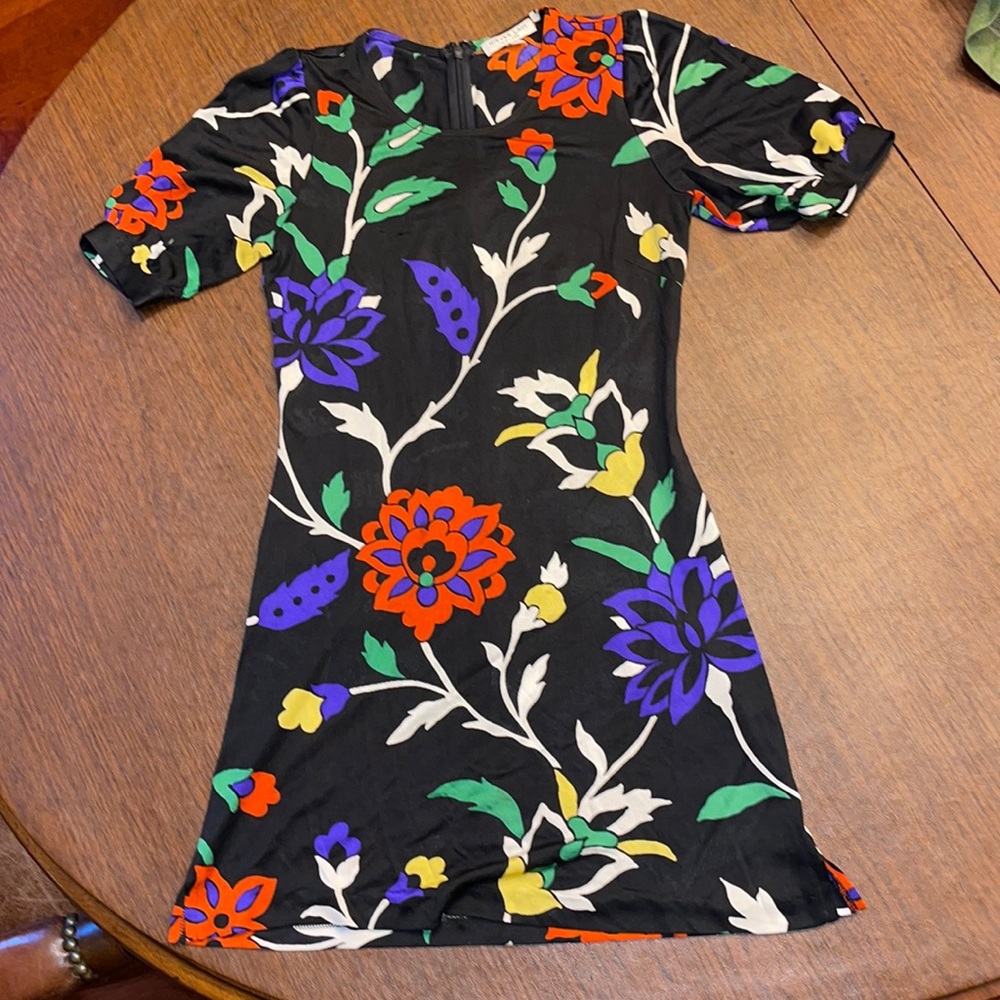 Nieves Lavi 100% silk floral mini dress - size 2. Gently used condition